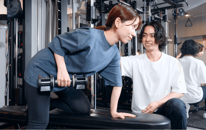 女性がダンベル運動をする様子