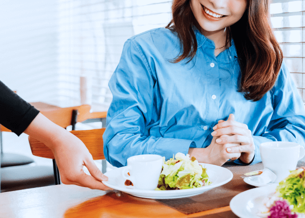 サラダを受け取る女性の笑顔